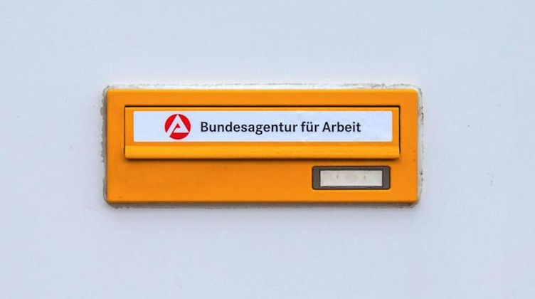 Ein Briefkasten der Bundesagentur für Arbeit. Foto: Jens Büttner/dpa-Zentralbild/dpa/Archivbild