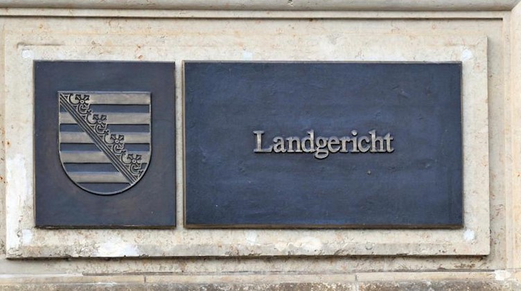 Hinweisschild am Landgericht Dresden. Foto: Matthias Hiekel/zb/dpa