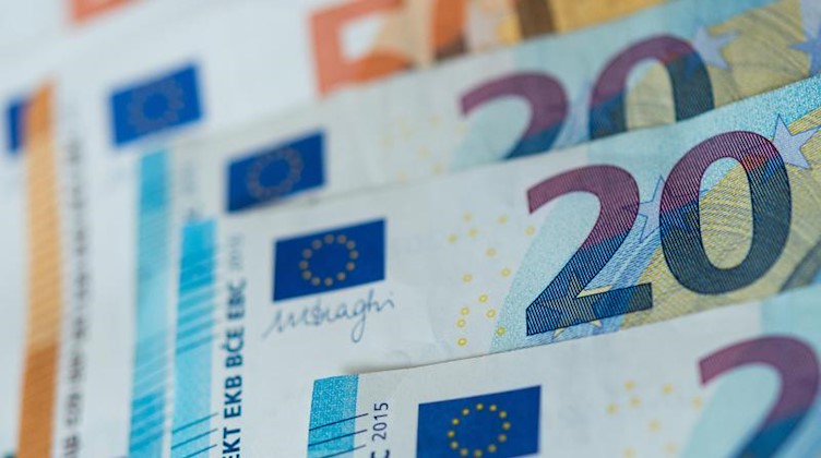 Banknoten von 50 und 20 Euro liegen sortiert auf einem Tisch. Foto: Monika Skolimowska/zb/dpa/Archivbild