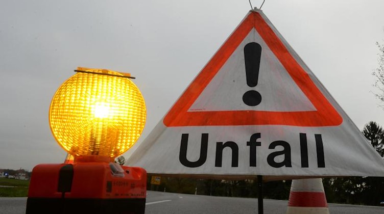Ein Warndreieck mit der Aufschrift «Unfall». Foto: Patrick Seeger/dpa/Archivbild