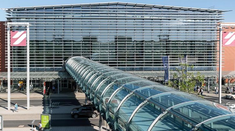 Blick auf das Terminal 1 vom Flughafen Dresden. Foto: Robert Michael/zb/dpa/Archivbild
