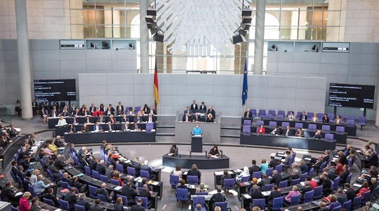 Abgeordnete debattieren im Bundestag in Berlin. Foto: Michael Kappeler/dpa/Symbolbild