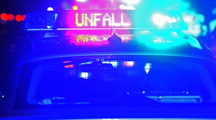 Blaulicht und LED-Schriftzug «Unfall» auf dem Dach eines Polizeistreifenwagens. Foto: Stefan Puchner/dpa/Symbolbild