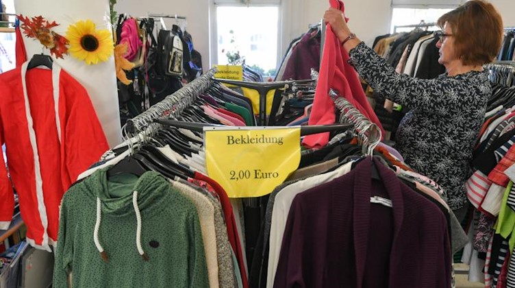 Kleidung für die kalte Jahreszeit sind in der Bekleidungsabteilung vom Sozialen Kaufhaus zu finden. Foto: Jens Kalaene/dpa-Zentralbild/dpa