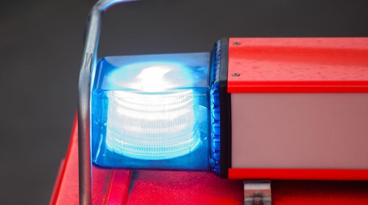 Ein Blaulicht leuchtet auf einem Fahrzeug der Feuerwehr. Foto: Daniel Bockwoldt/dpa/Archivbild