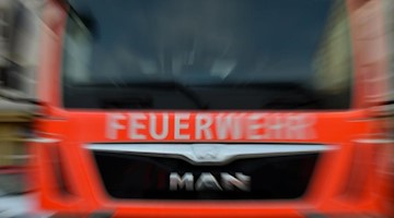 Ein Fahrzeug der Feuerwehr. Foto: Britta Pedersen/dpa/Archivbild