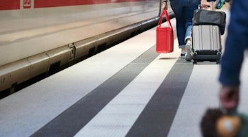 Ein ICE steht an einem Bahnsteig. Foto: Annette Riedl/dpa/Archivbild