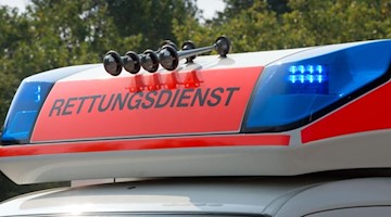 Blaulicht an einem Fahrzeug des Rettungsdienstes. Foto: Soeren Stache/dpa/Archivbild