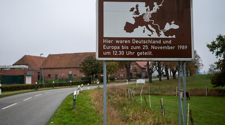 Ein Schild steht am Straßenrand, das über die Teilung Deutschlands informiert. Foto: Philipp Schulze/dpa/Archivbild