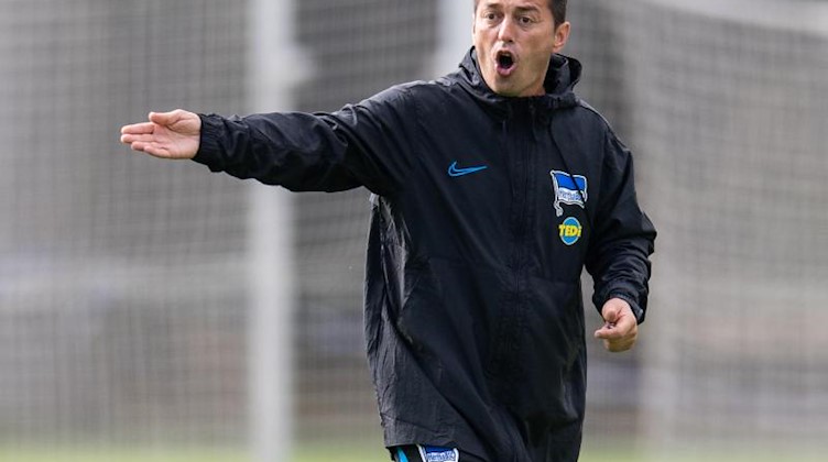 Trainer Ante Covic gestikuliert beim Training auf dem Spielfeld. Foto: Tom Weller/dpa