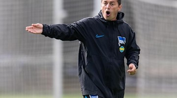 Trainer Ante Covic gestikuliert beim Training auf dem Spielfeld. Foto: Tom Weller/dpa