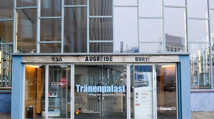Der Tränenpalast am Bahnhof Friedrichstraße. Foto: Jens Kalaene/zb/dpa/Archivbild