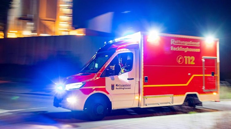 Ein Rettungswagen fährt mit Blaulicht durch eine Straße. Foto: Marcel Kusch/dpa/Symbolbild