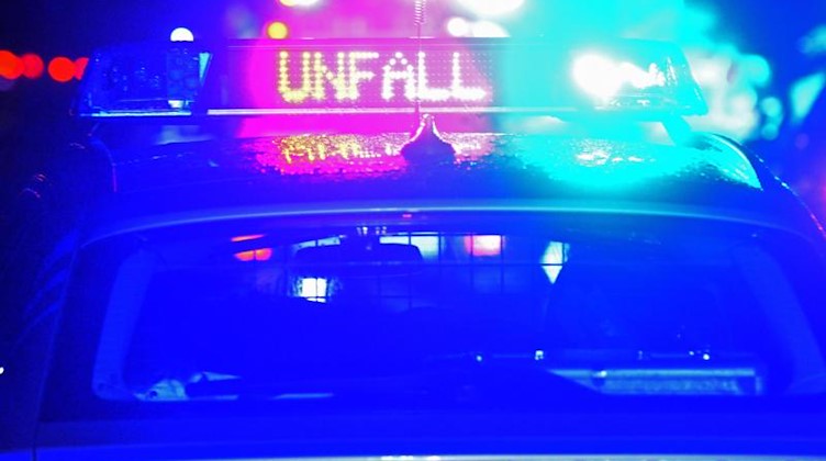Blaulicht und der LED- Schriftzug «Unfall» auf dem Dach eines Polizeistreifenwagens. Foto: Stefan Puchner/dpa/Symbolbild