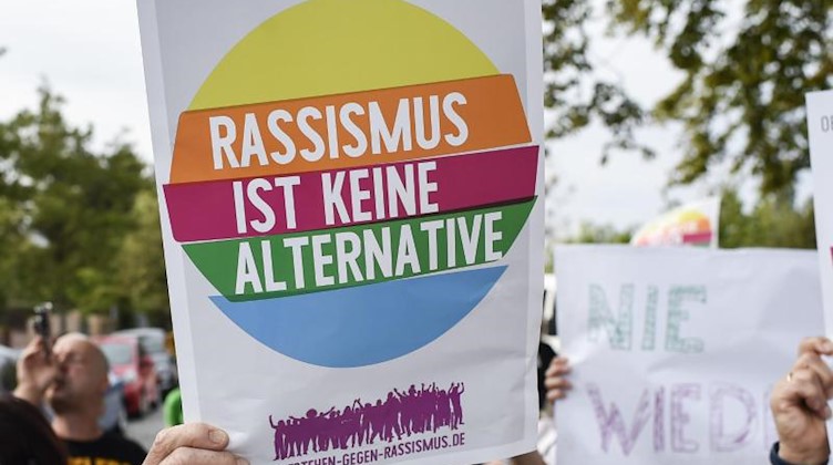 Demonstranten halten Plakate mit der Aufschrift "Rassismus ist keine Alternative" hoch. Foto: Gregor Fischer/dpa/Archiv
