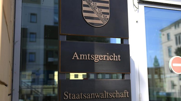 Ein Schild weist am Eingang des Justizministeriums auf den Sitz des Amtsgerichts hin. Foto: Hendrik Schmidt/zb/dpa