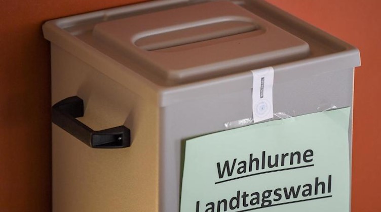 Ein Zettel mit der Aufschrift «Wahlurne Landtagswahl» hängt an einer Wahlurne. Foto: Patrick Pleul/zb/dpa