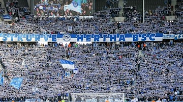 Die Fans von Hertha BSC feuern ihr Team aus der Ostkurve aus an. Foto: Andreas Gora/dpa