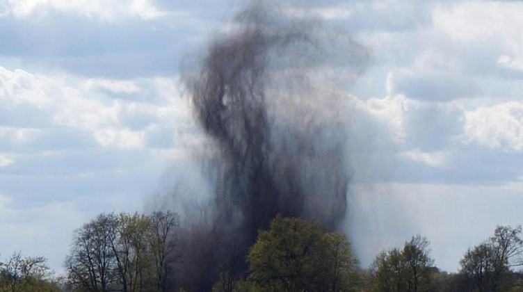 Rauch einer Explosion steigt bei der Sprengung eines Blindgängers auf. Foto: Christian Pörschmann/Archivbild