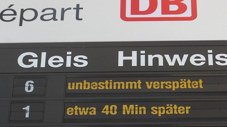 Verspätungen und Ausfälle für mehrere Züge der Deutschen Bahn AG werden angezeigt. Foto: Jens Wolf/dpa-Zentralbild/dpa/Archivbild