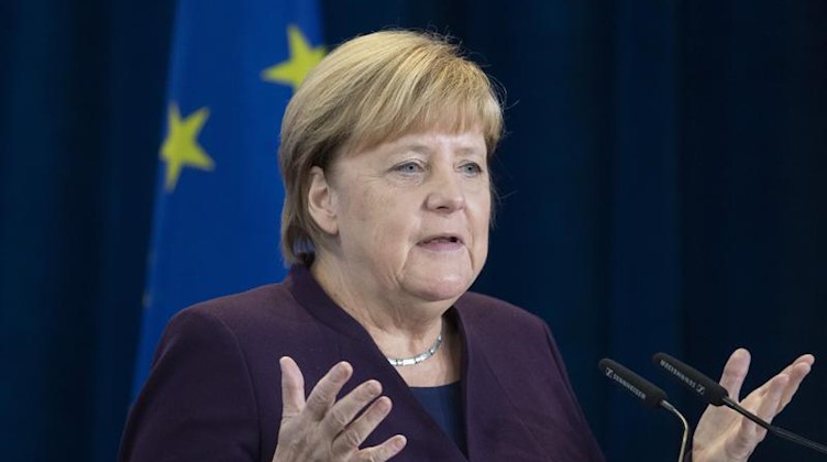 Bundeskanzlerin Angela Merkel (CDU) hält eine Rede. Foto: Boris Roessler/dpa