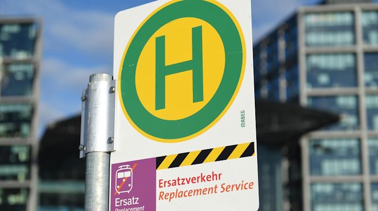 Ein Schild weist am Hauptbahnhof an einer Ersatzhaltestelle auf Ersatzverkehrs-Busse hin. Foto: Stefan Sauer/zb/dpa