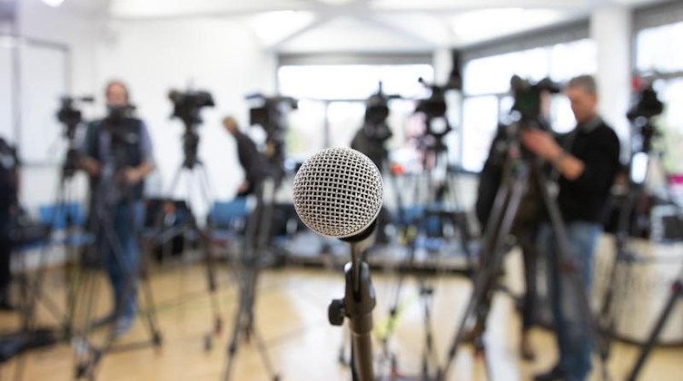 Ein Mikrofon steht bereit zur Pressekonferenz. Foto: Friso Gentsch/dpa/Archivbild