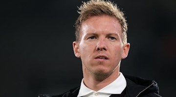 Trainer von RB Leipzig, Julian Nagelsmann steht im Stadion. Foto: Peter Steffen/dpa