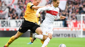 Marco Hartmann (l.) von Dynamo Dresden in Aktion gegen Philipp Klement vom VfB Stuttgart. Foto: Tom Weller/dpa