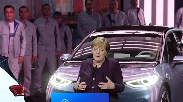 Bundeskanzlerin Angela Merkel (CDU) spricht im VW-Werk bei einem Festakt zum Produktionsstart des Elektroautos ID3. Foto: Sebastian Willnow/zb/dpa