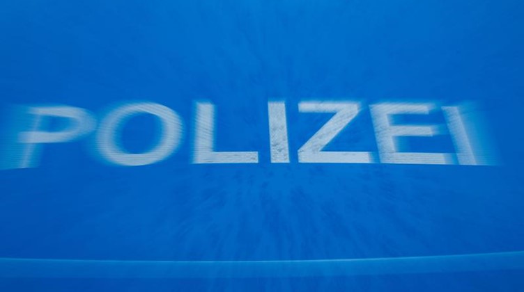 Schriftzug «Polizei» auf der Motorhaube eines Funkstreifenwagens. Foto: Jens Büttner/dpa-Zentralbild/dpa/Archivbild