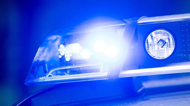 Ein Blaulicht leuchtet an einer Polizeistreife. Foto: Lino Mirgeler/dpa/Symbolbild
