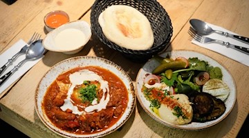 Shakshuka steht auf einem Tisch. Foto: Jens Kalaene/zb/dpa/Archivbild