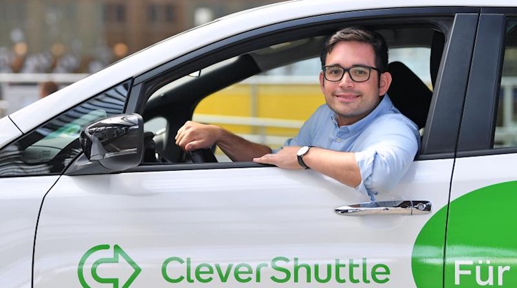 Bruno Ginnuth, Geschäftsführer von CleverShuttle, sitzt in einem Fahrzeug. Foto: Hendrik Schmidt/zb/dpa/Archivbild