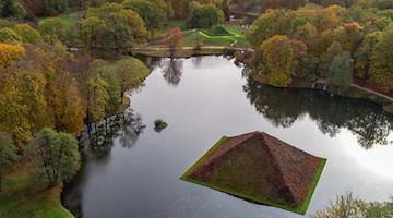 Die Seepyramide und dahinter die Landpyramide im Fürst-Pückler-Park. Foto: Patrick Pleul/dpa-Zentralbild/dpa