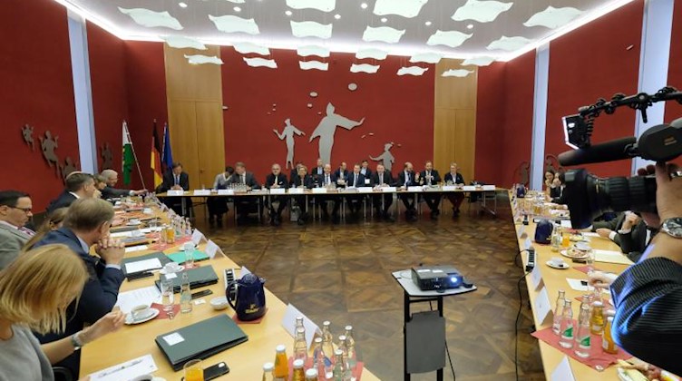 Koalitionsverhandlungen zur Bildung der Sächsischen Landesregierung. Foto: Sebastian Willnow/dpa-Zentralbild/dpa/Archivbild