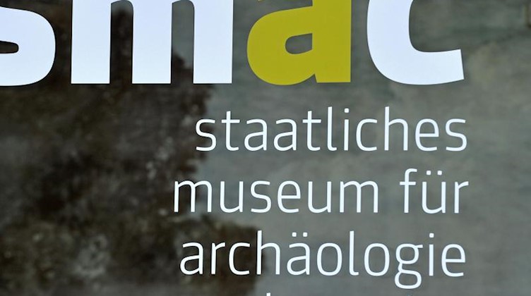 Das Logo des Staatlichen Museums für Archäologie in Chemnitz (smac). Foto: Hendrik Schmidt/dpa-Zentralbild/dpa/Archivbild