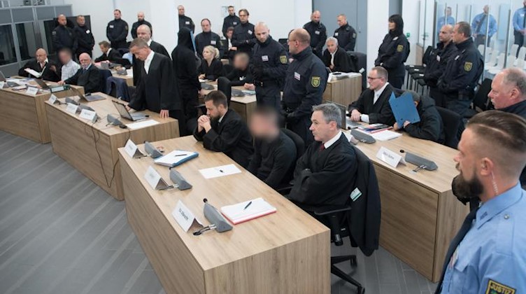 Die Angeklagten im Prozess gegen die selbsternannte "Revolution Chemnitz" sitzen im Prozessgebäude. Foto: Sebastian Kahnert/zb/dpa/Archivbild