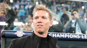 Leipzigs Trainer Julian Nagelsmann steht vor einem Spiel im Stadion. Foto: Jan Woitas/zb/dpa
