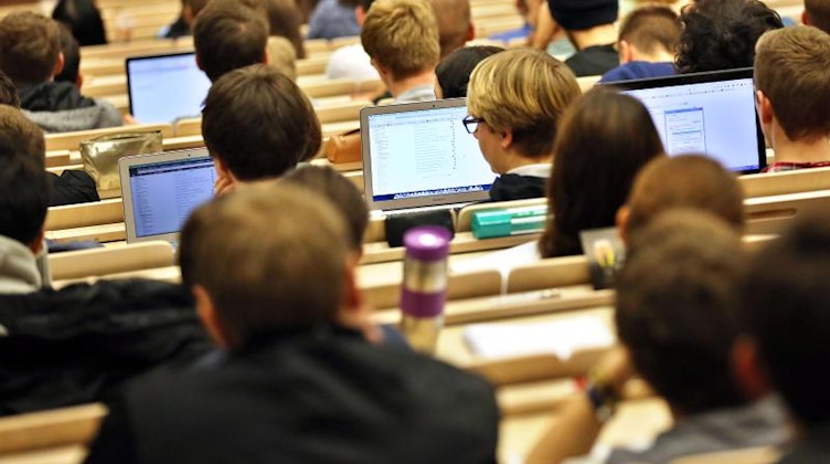Studenten sitzen in einer Vorlesung an der Universität Leipzig. Foto: Jan Woitas/zb/dpa
