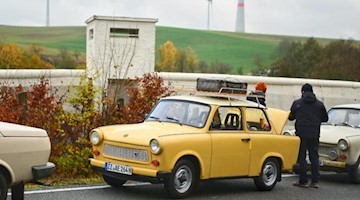 Mehrere Trabant stehen im Rahmen der Feierlichkeiten zum 30. Jahrestag des Mauerfalls in dem Grenzort. Foto: Nicolas Armer/dpa