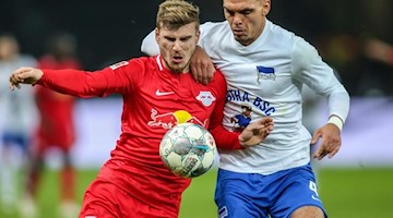 Timo Werner (l.) von RB Leipzig kämpft gegen Berlins Karim Rekik um den Ball. Foto: Andreas Gora/dpa