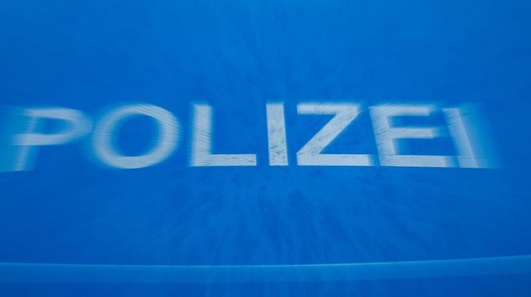 Schriftzug «Polizei» auf der Motorhaube eines Funkstreifenwagens. Foto: Jens Büttner/dpa-Zentralbild/dpa/Archivbild