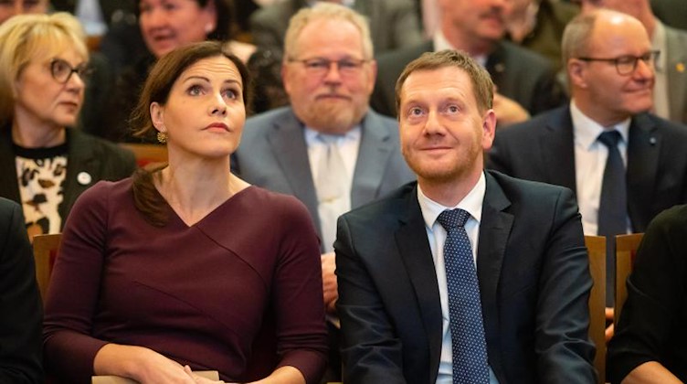 Michael Kretschmer (CDU) sitzt zusammen mit seiner Partnerin Annett Hofmann im Vogtlandtheater Plauen. Foto: Ronald Bonß/dpa-Zentralbild/dpa