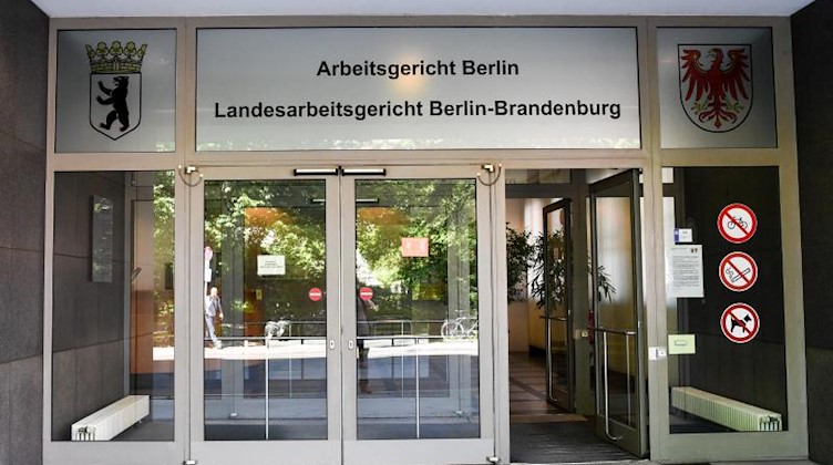 Der Eingang zum Arbeitsgericht Berlin. Foto: Jens Kalaene/dpa/Archivbild