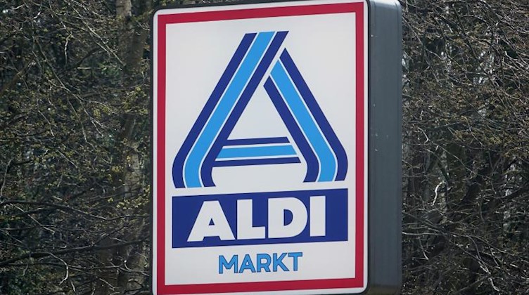 Das Logo von Aldi Nord ist auf einem Schild zu sehen. Foto: Carsten Rehder/dpa/Archivbild