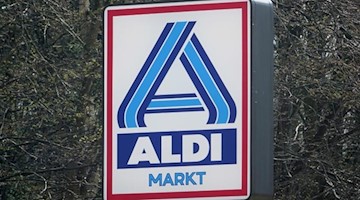 Das Logo von Aldi Nord ist auf einem Schild zu sehen. Foto: Carsten Rehder/dpa/Archivbild
