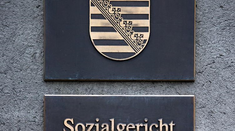 Schilder am Gebäude des Sozial-, Arbeits- und Verwaltungsgericht in Dresden. Foto: Arno Burgi/dpa-Zentralbild/dpa/Archivbild