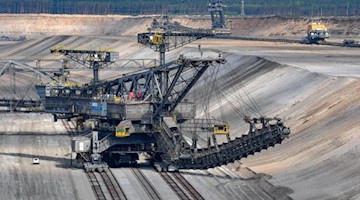 Ein Eimerkettenbagger steht im Braunkohletagebau Jänschwalde der Lausitz Energie Bergbau AG (LEAG). Foto: Patrick Pleul/zb/dpa/Archivbild