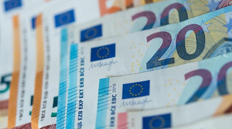 Verschiedene Banknoten liegen sortiert auf einem Haufen. Foto: Monika Skolimowska/zb/dpa/Archivbild